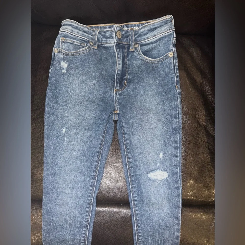 High-Rise Skinny Ankle Jeggings and blue cotton T with embroidered stars. - Picture 5 of 13